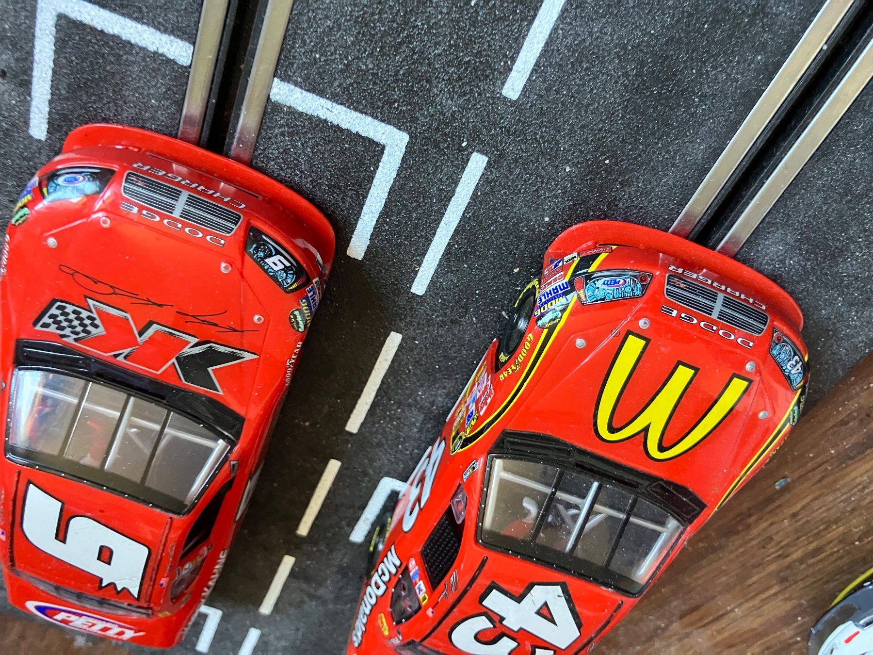Carrera Piste: 2 Carrera 132 Nascar Dodge rot – Usato da Möriken AG venduto da schmueke01 1