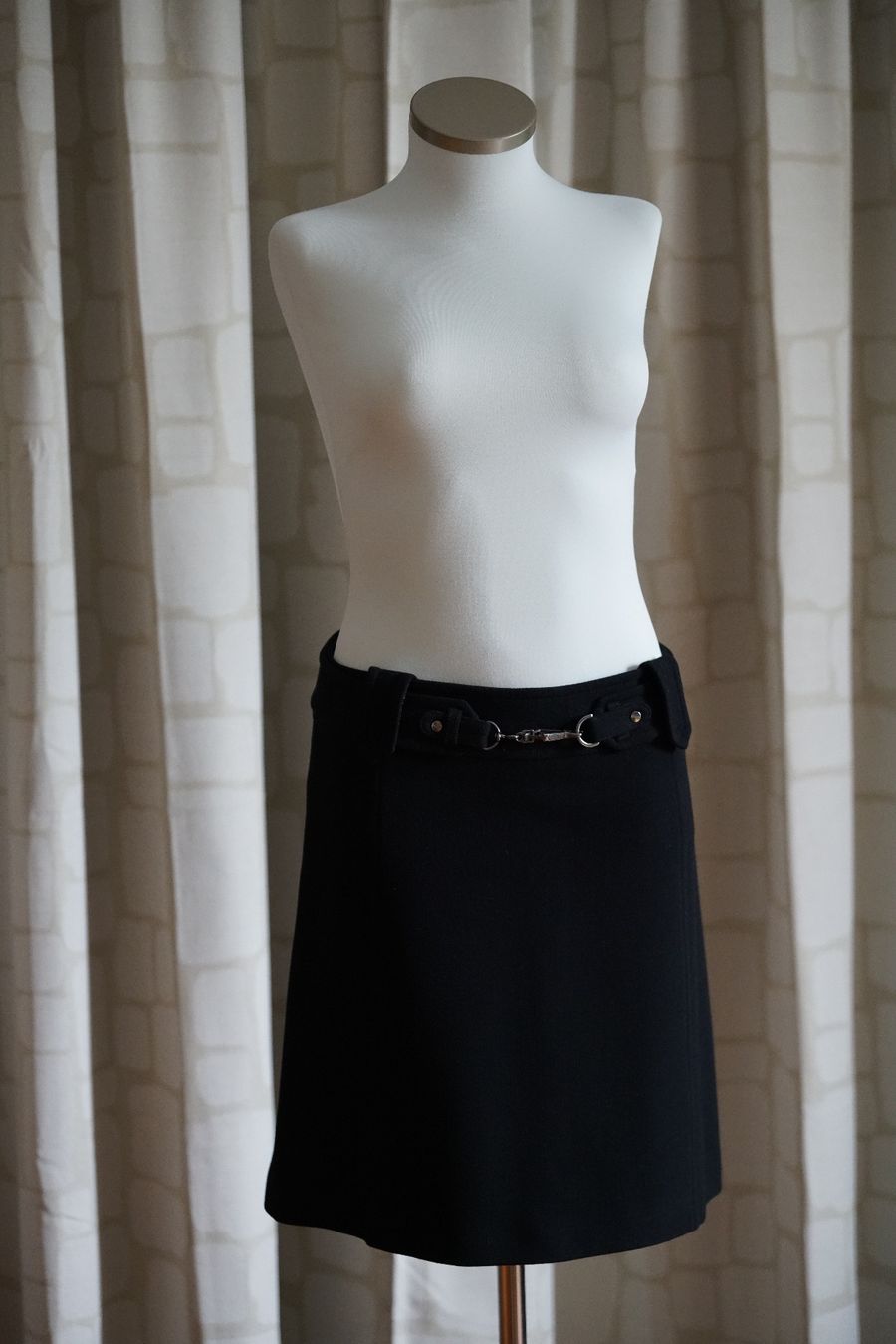 Max Mara Gonne: MAX MARA Luxus-Jupe, schwarz, Gr. 40 – Nuovo (secondo la descrizione) da Zofingen venduto da NEOLO 6