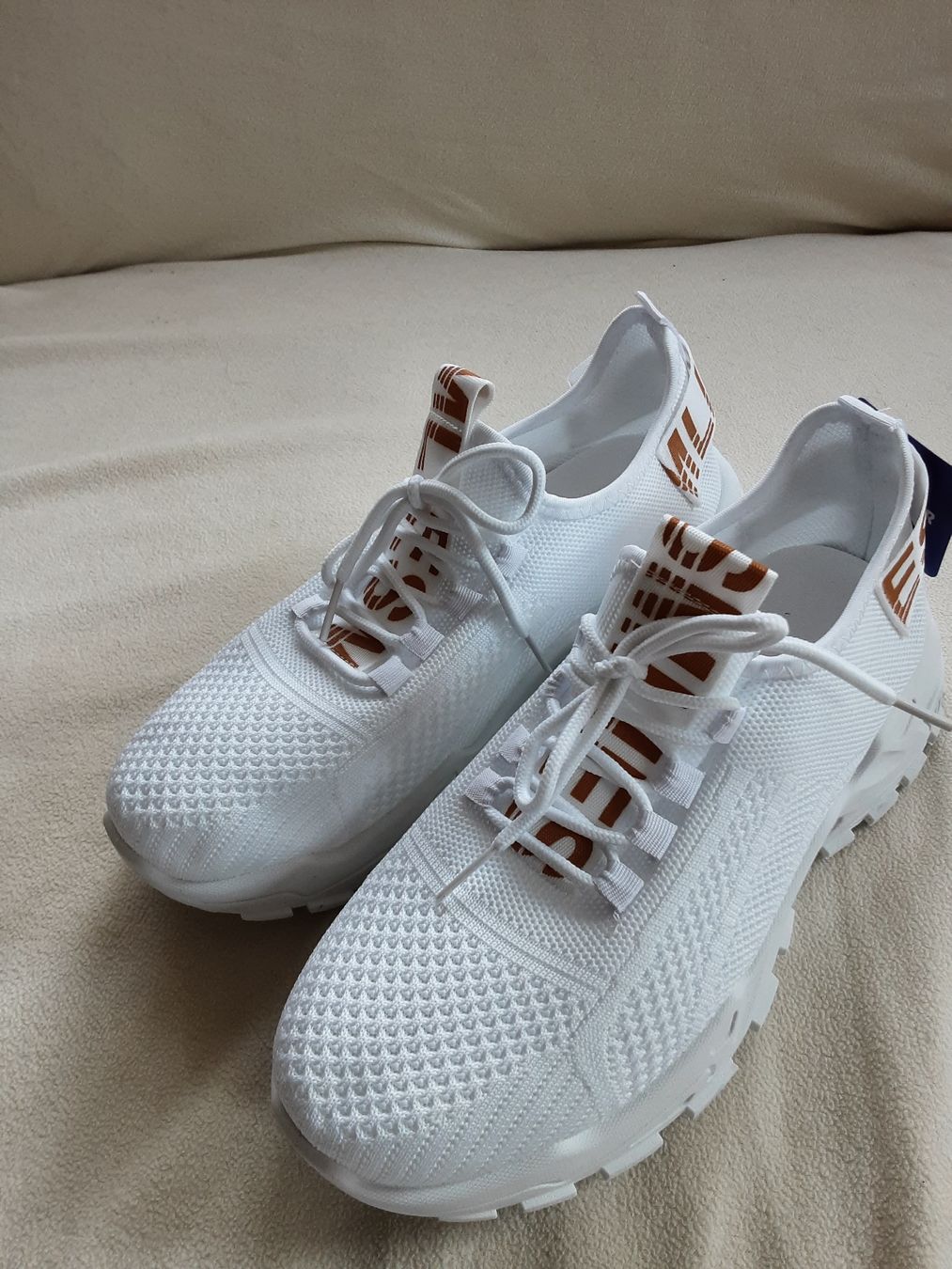 Scarpe da donna: Weisse Sommer Turnschuhe, Grösse 41, neu – Nuovo (secondo la descrizione) da Altdorf UR venduto da Brandli 1