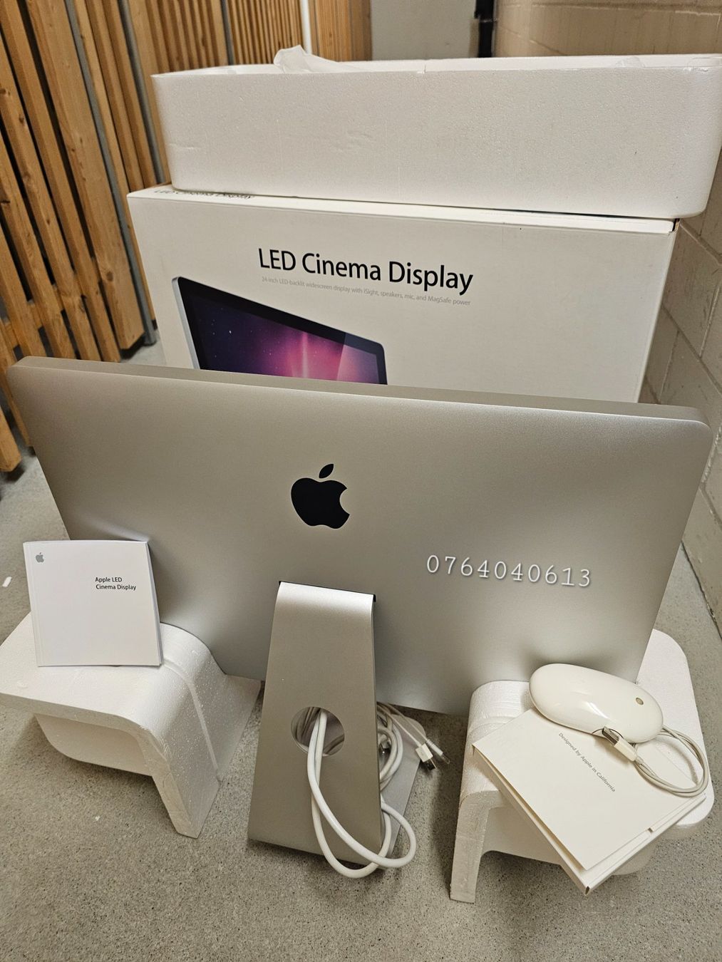 Apple Monitor: Apple Cinema Display + USB-C Adapter + Apple Maus – Nuovo (secondo la descrizione) da Wettingen venduto da dia_hv56 9