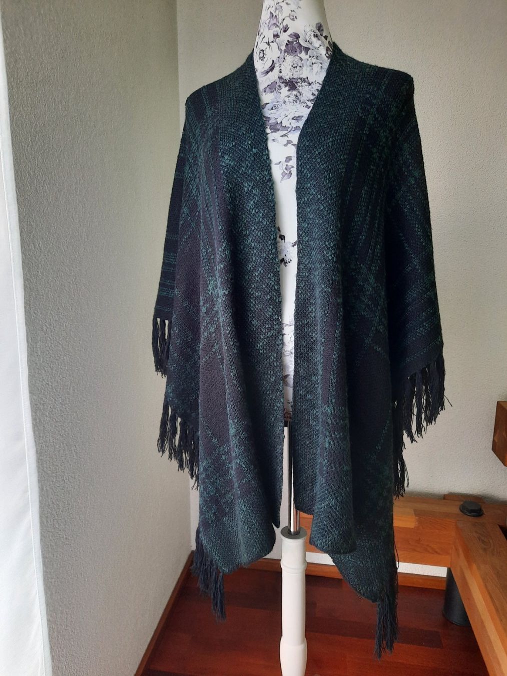 Altro in Moda donna: Damen Poncho Gr.S umgetragen – Nuovo (secondo la descrizione) da Buchs SG venduto da miska01