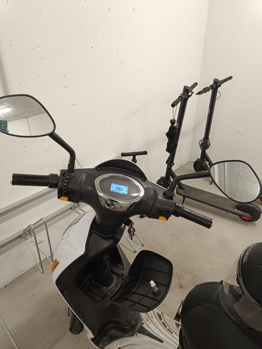 Elektromobile: Elektroroller ZTECH weiss mit Topcase – Gebraucht aus Honau von joa_gmw6 3