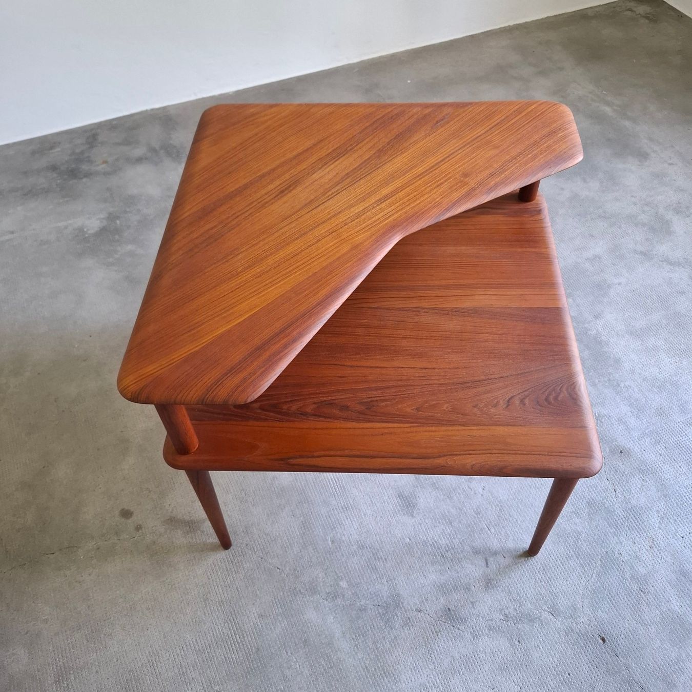 Tavoli: table appoint teak Denmark Minerva 1960 – Usato da Neuchâtel venduto da Rochawood 2