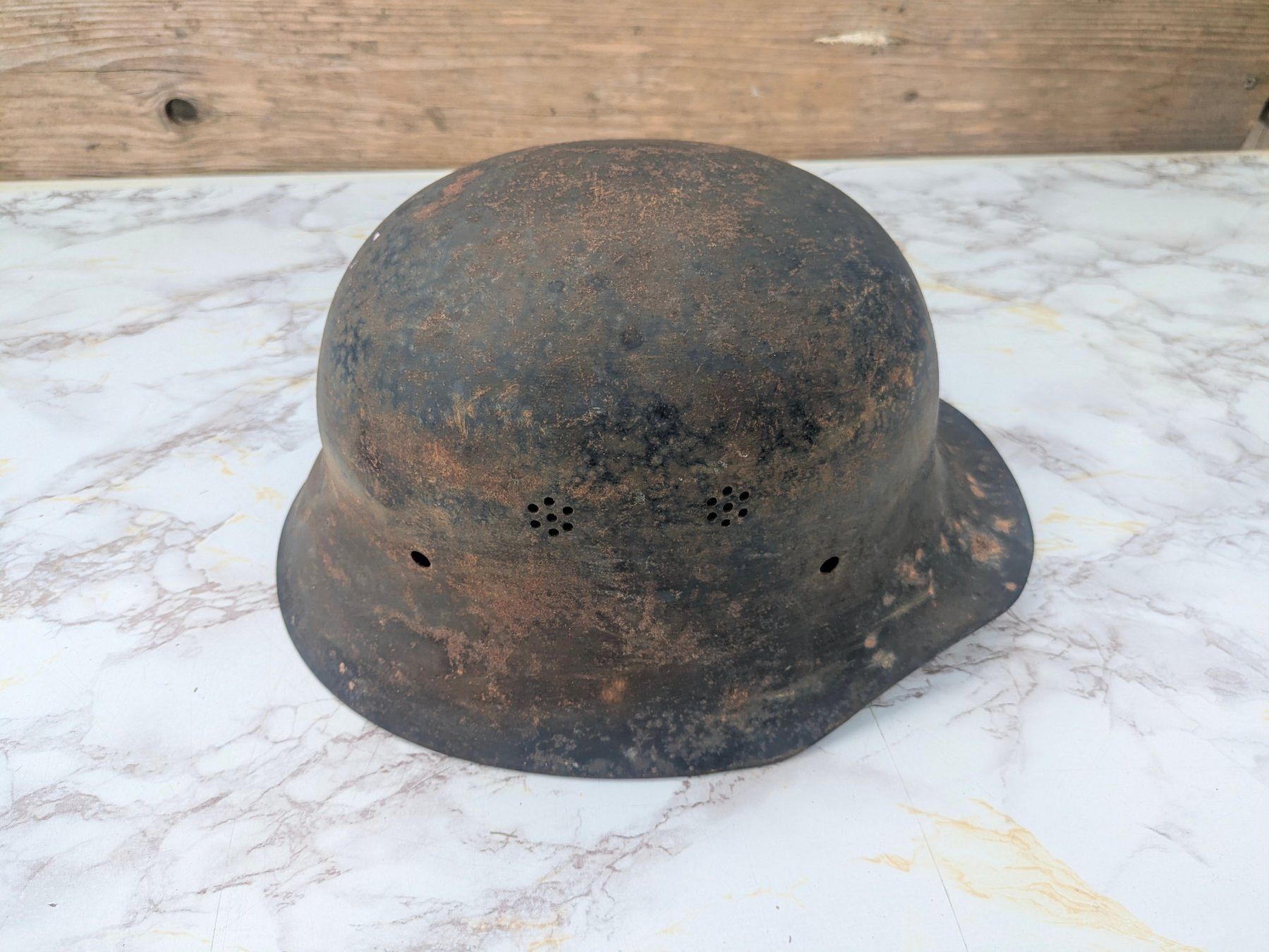 Uniformi & Effetti personali: SD Luftschutz Stahlhelm M34 "Duck Bill Visor" mit Abzeichen – Usato da Buttisholz venduto da ArmeeShopCH 7