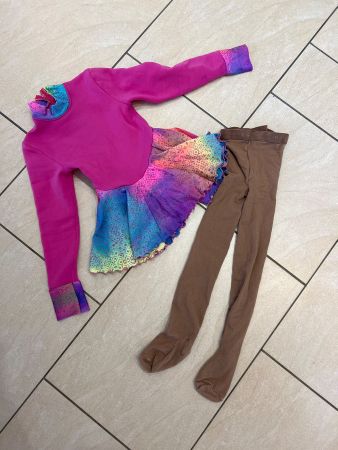 Kleid und Strumpfhose zum Schlittschuhlaufen