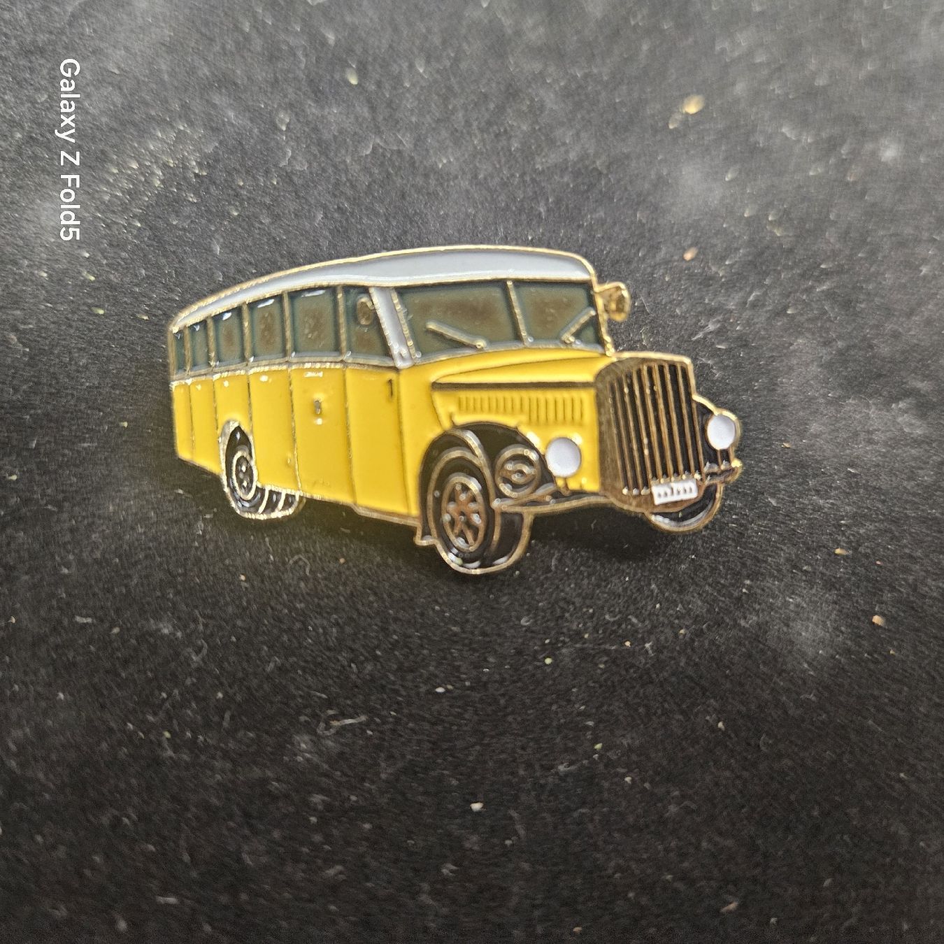 Plaketten & Abzeichen: Gelber Bus Pin / Anstecker, Lizenzert 1993. – Neu (gemäss Beschreibung) aus St. Gallen von urs_j5tp