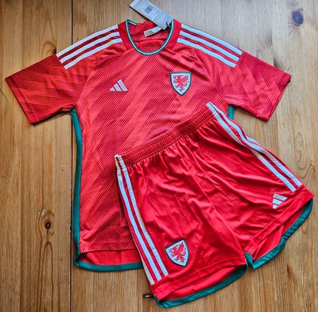 Komplett Dress Wales adidas NEU Gr. 152 Fussball Tenue