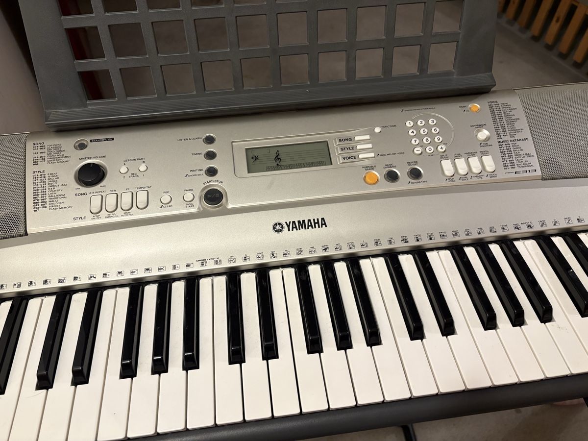 Yamaha Strumenti musicali: Yamaha Keyboard PSR-E313 mit Ständer und Netzteil – Usato da Romanshorn venduto da Ssivakumar 1