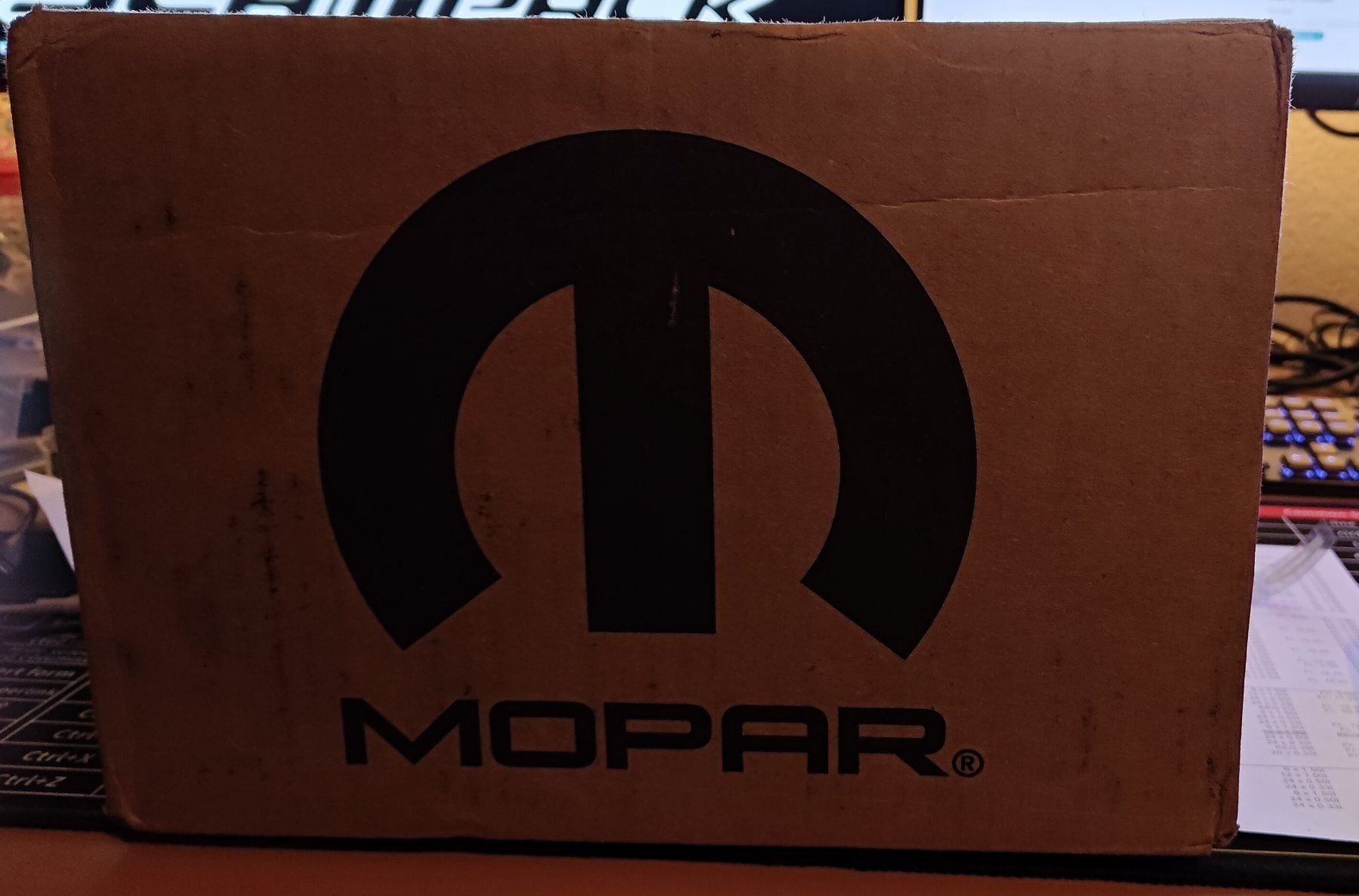 Mopar Tutti i ricambio: MOPAR PERFORMANCE Remote Oil Filter Kit 45-Degree MOP7707244 – Nuovo e nell'imballaggio originale da Zuzwil SG venduto da Nasebaer0 1