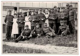 Soldatengruppe mit Frauen, um 1945