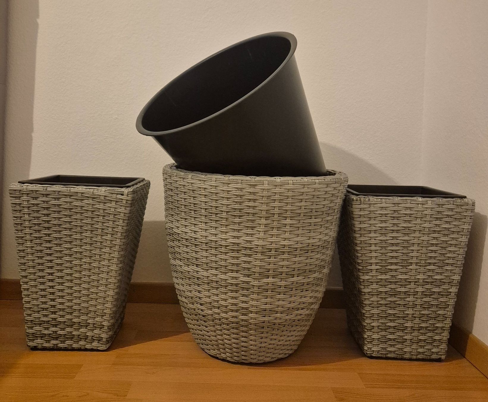 Vasi per fiori: 3 Pflanzentöpfe Rattan Optik – Usato da Mellingen venduto da Loewe2006 2