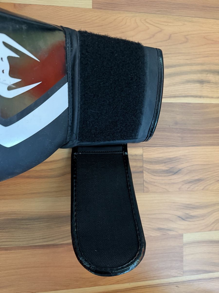 Venum Handschuhe & Handstulpen: Boxhandschuhe Venum schwarz 16oz gebraucht – Gebraucht aus Säriswil von lie_g82q 3