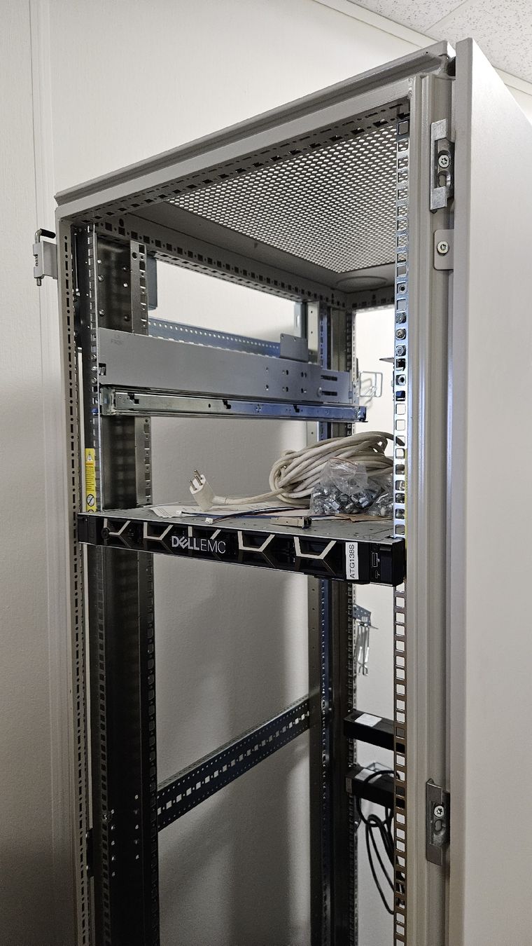 Compaq Racks & Ständer: Compac, Server Rack, offen, 1900H, 800T – Gebraucht aus Weggis von CEDAEL 2