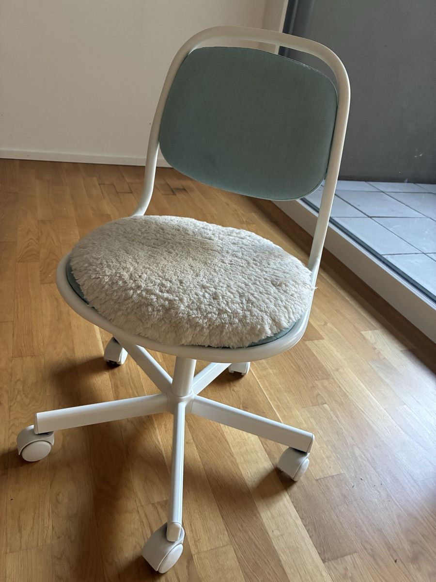 Ikea Sedie: Ikea Kinder Bürostuhl mit Rollen weiss hellblau – Usato da Basel venduto da leonharda 1
