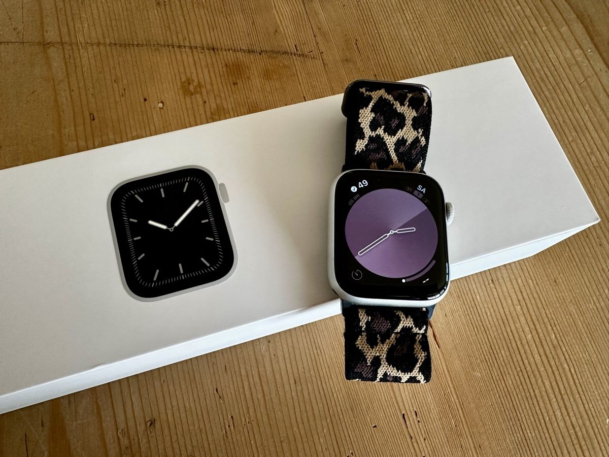 Apple Smartwatch: Apple Watch Series 5 - 44mm Silver Aluminium – Usato da Eschenbach LU venduto da Mauz77
