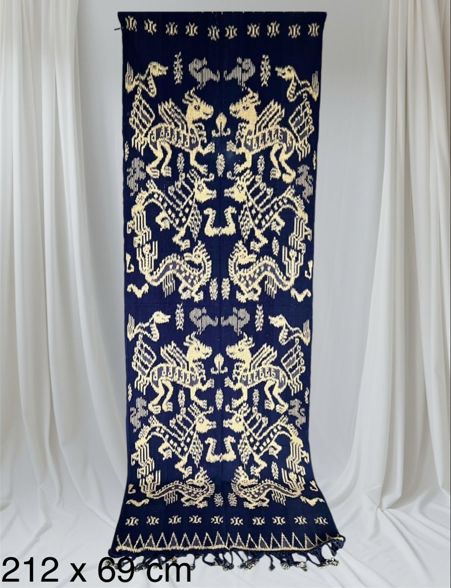 Tessuti: Indonesischer Vintage Ikat-Textile  mythischem Drachendesign – Usato da Moehlin venduto da Balirain 1