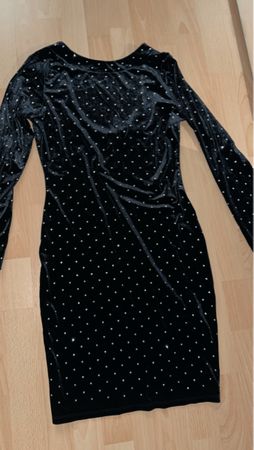 Robe noire en velours et strass. Idéale pour les fêtes!