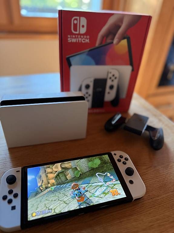 Nintendo Consoles: Nintendo Switch, OLED mit drei Spiele – D'occasion à Appenzell Eggerst. par MagischeWelt