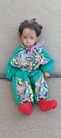 Puppe mit Kleidung und roter Socke guter Zustand