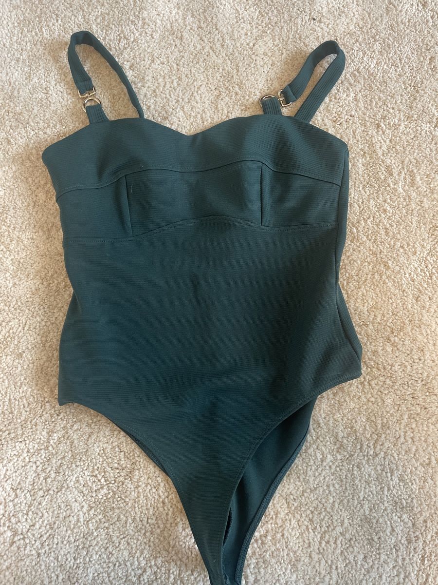 Top: River Island edler grüner Bodysuit – Usato da Zürich venduto da liz_l6f7