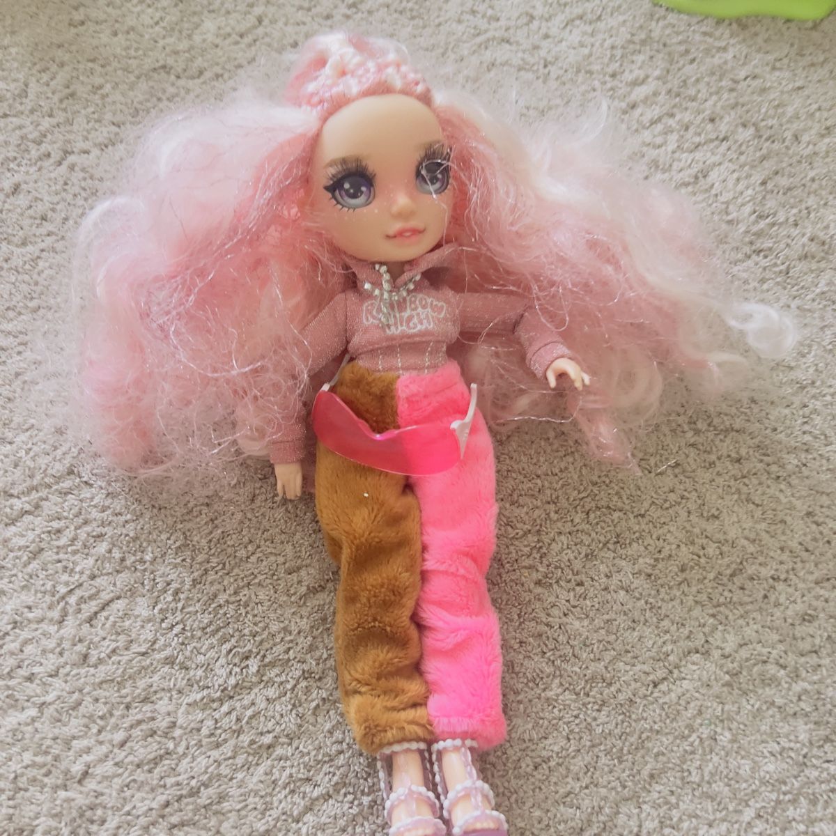 Bambole: Puppe mit langen rosa Locken und Kleidung – Usato da Meggen venduto da mar_7r7m 1