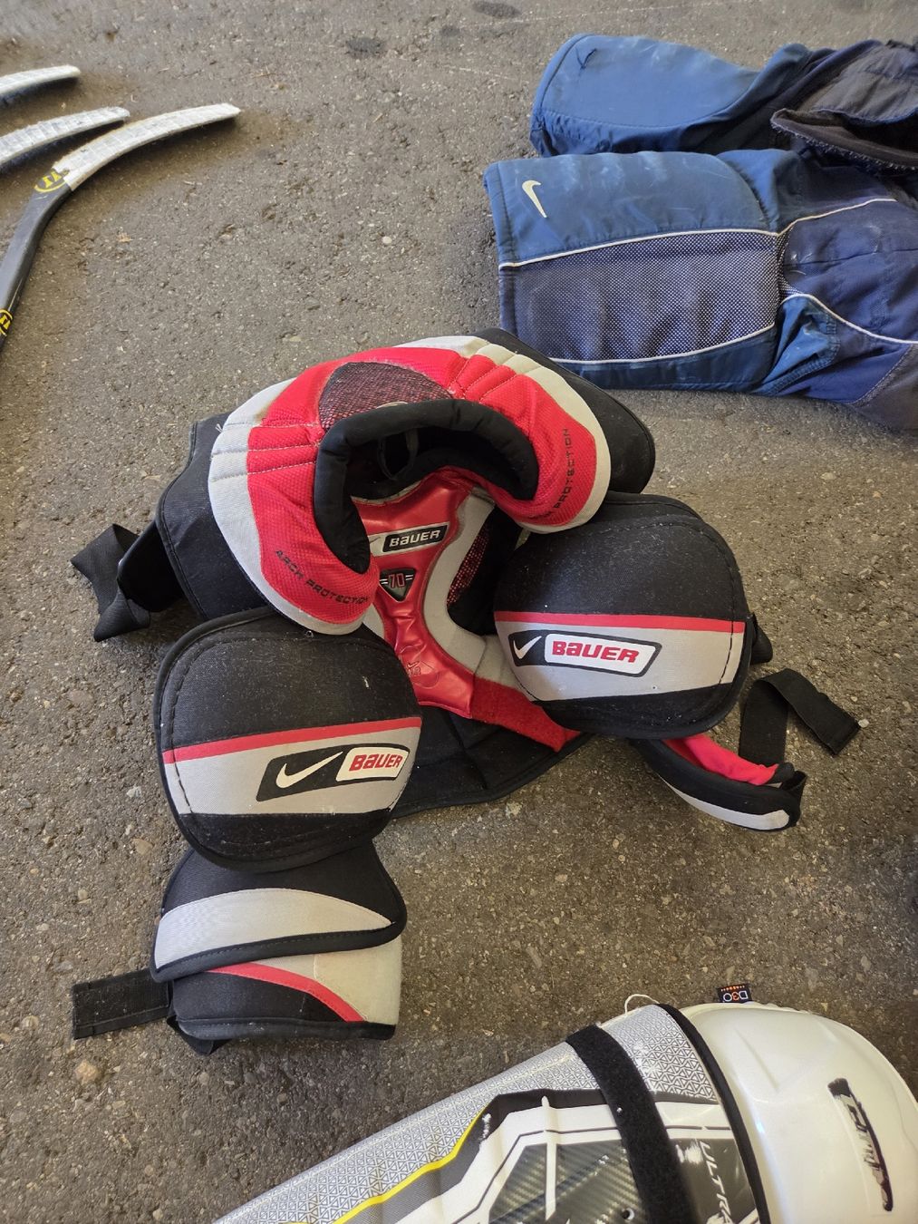 Bauer Schutz & Schoner: Eishockey Ausrüstung  – Gebraucht aus Oberhasli von General-Dealer 3