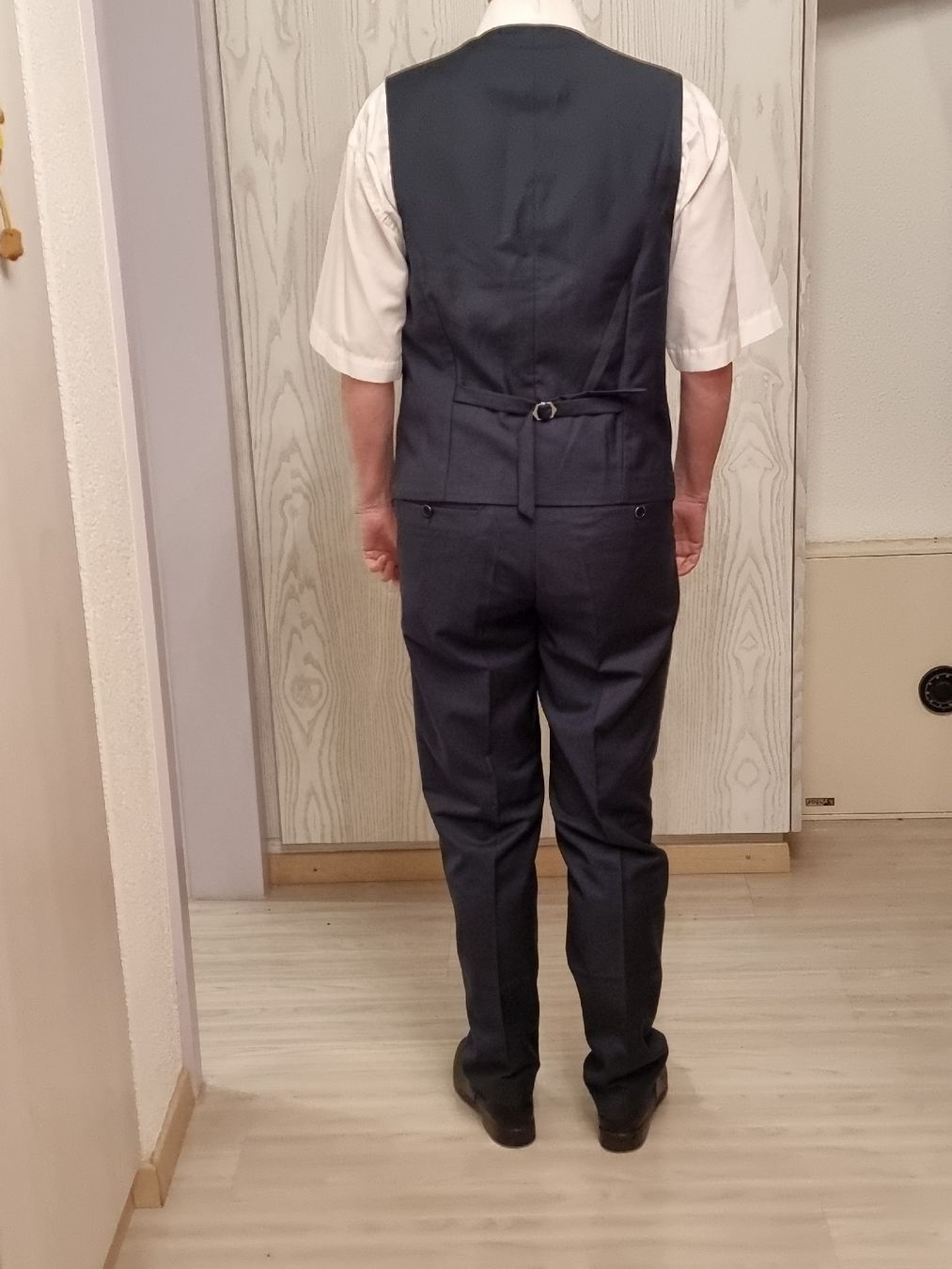 Anzüge: Herrenanzug mit Gilet – Neu und originalverpackt aus Uetendorf von .Eidgenosse. 1
