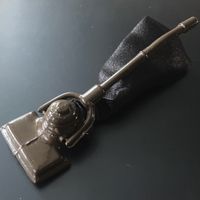 Staubsauger f/Puppenstuben. Metall bemalt/Stoff. NP 7.00.