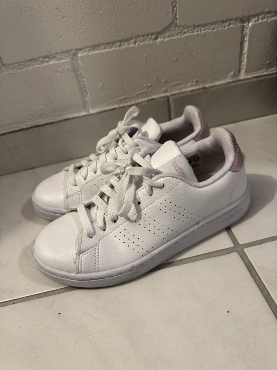 Chaussures femmes: Adidas Sneaker – D'occasion à Muhen par lia_8nby 2