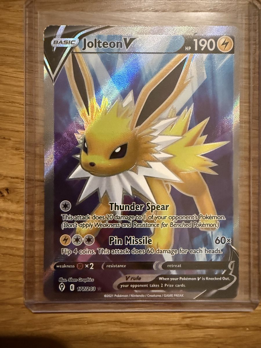 Pokémon Cartes à collectionner: Jolteon V 177/203 – D'occasion à Amriswil par sim_nlb6
