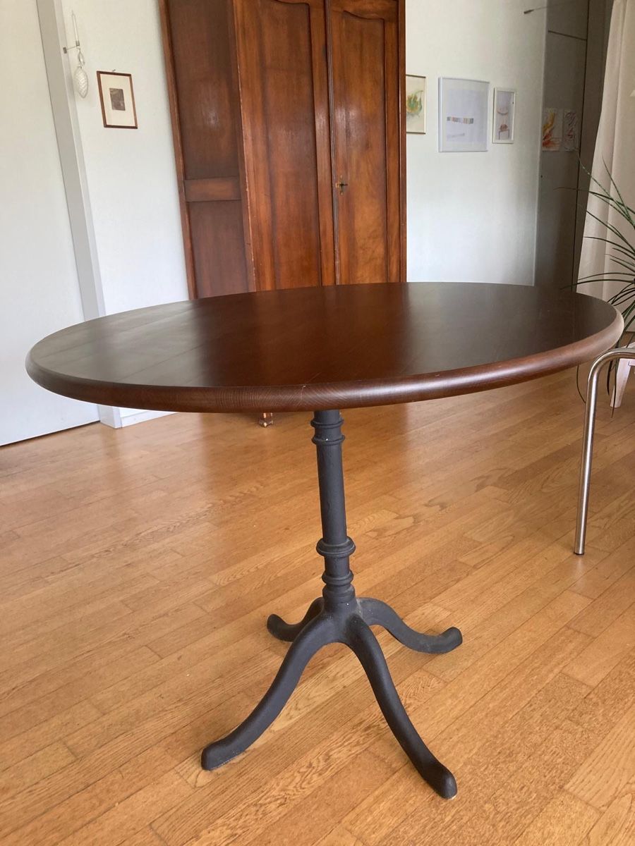 Tische: Holztisch mit  Metall-Fuss  – Gebraucht aus Luzern von wlea02