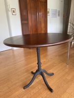 Holztisch mit  Metall-Fuss 