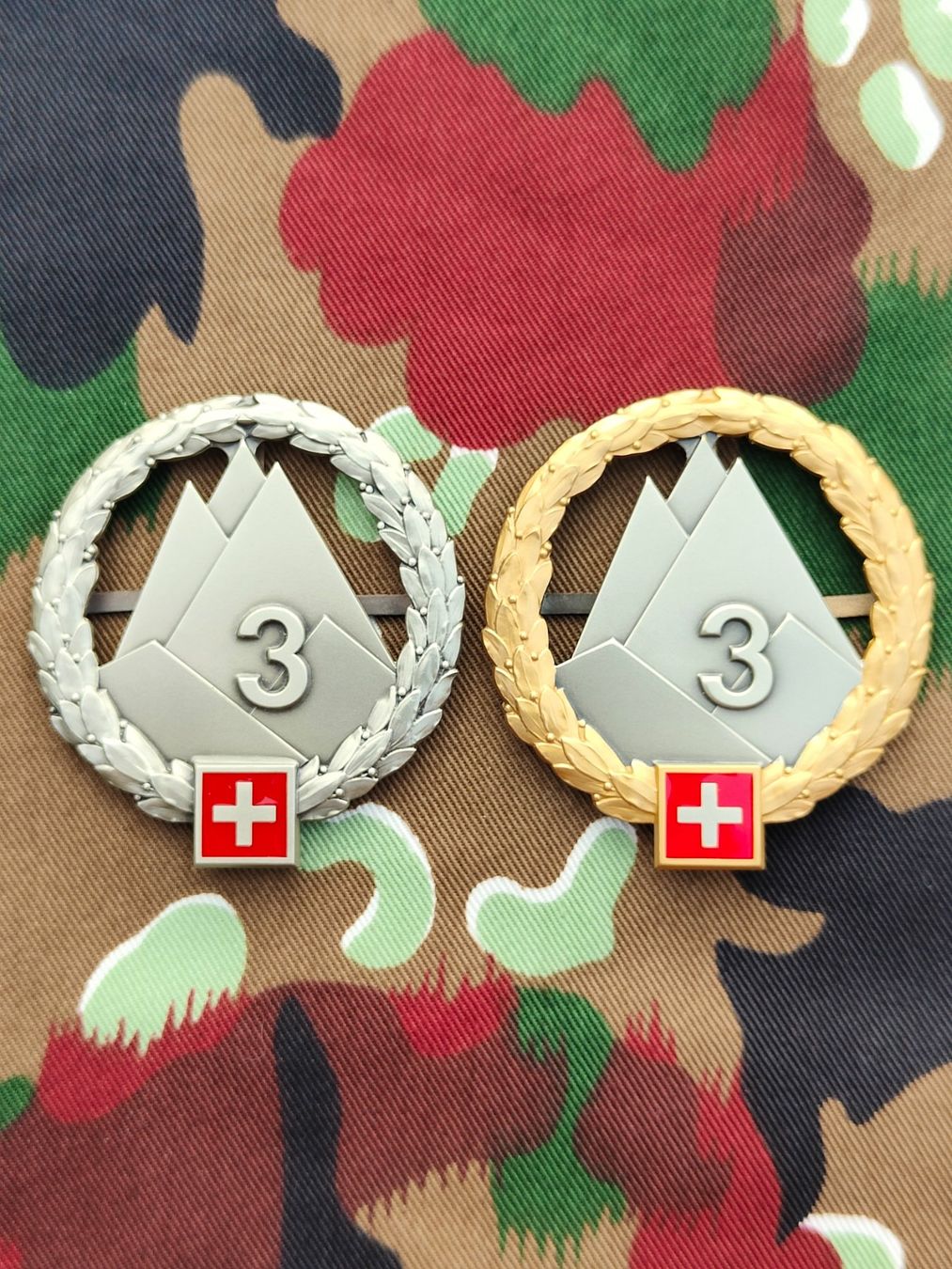 Placchette & Badge: Béretembleme Gebirgsarmeekorps 3, Set – Usato da Bauma venduto da SwissMilitaria