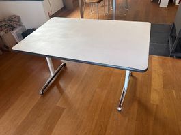Tisch rechteckig weiss mit Metallfuss 122x78 cm