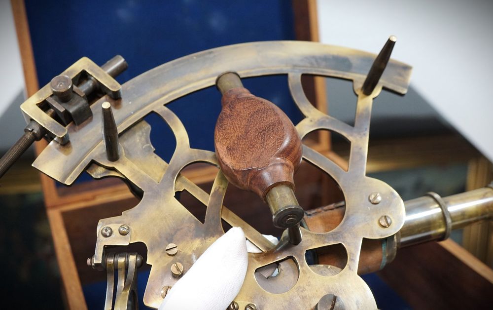 Een sextant in houten kist. 1922. – N.V. Veilinghuis