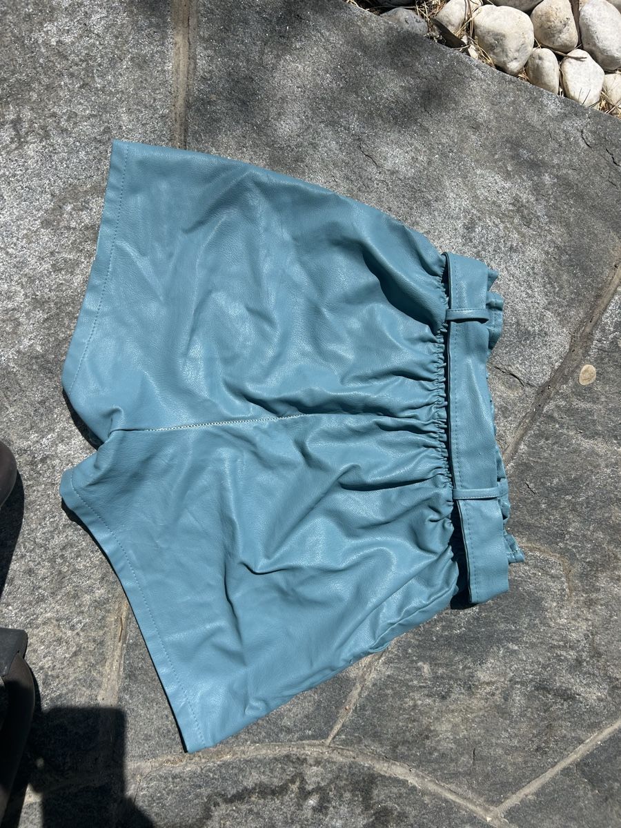 Pantaloni: Summer Shorts – Usato da Basel venduto da Kha__4 1