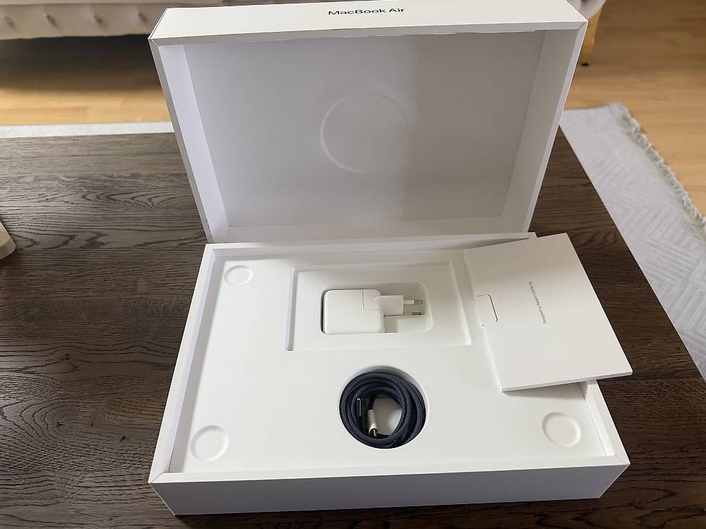 Notebook: Apple MacBook Air 13 M3  Neu & Originalverpackt – Usato da Niederhasli venduto da lir_c78k 2