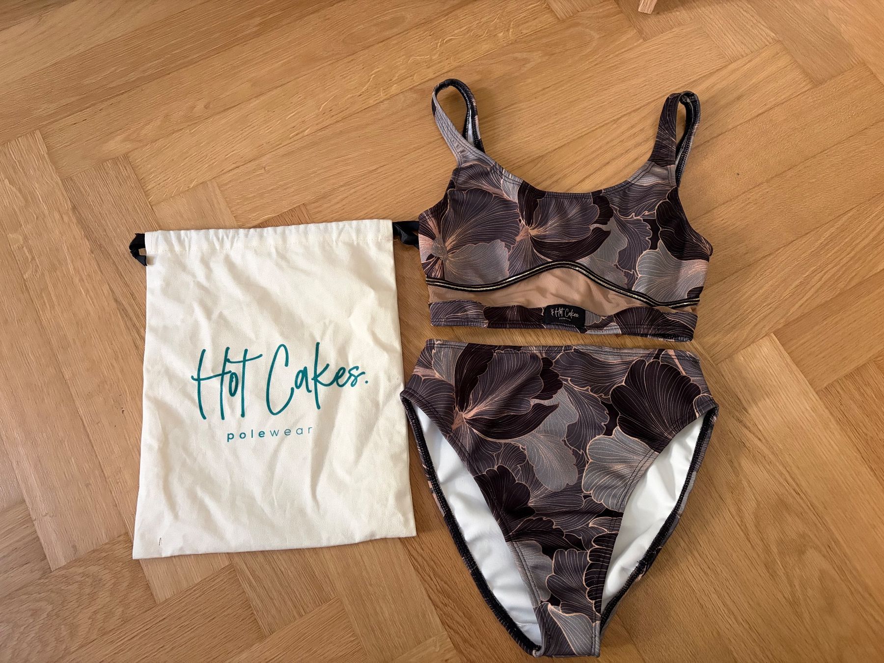 Kleiderpakete: Hot Cakes New Pole Set Size S/M – Neu und originalverpackt aus Zürich von mon_ht6w