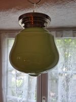 lampe ancienne en opaline vert pâle et métal