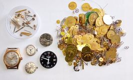 Très nombreuses pièces d'horlogerie, mouvements, etc.