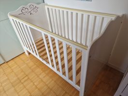 Schönes Babybett 142 x 76 x 96 (LBH), inkl. Matratze