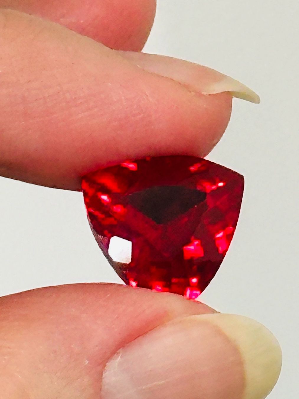 Pietre preziose: Trillion Cut 12.60 Ct Certified – Nuovo e nell'imballaggio originale da Genève venduto da AGBERG 2