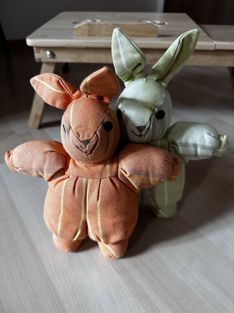 Giocattoli: 2 lapins en tissu Dralon  – Usato da Villeneuve VD venduto da tat_9fhl 2