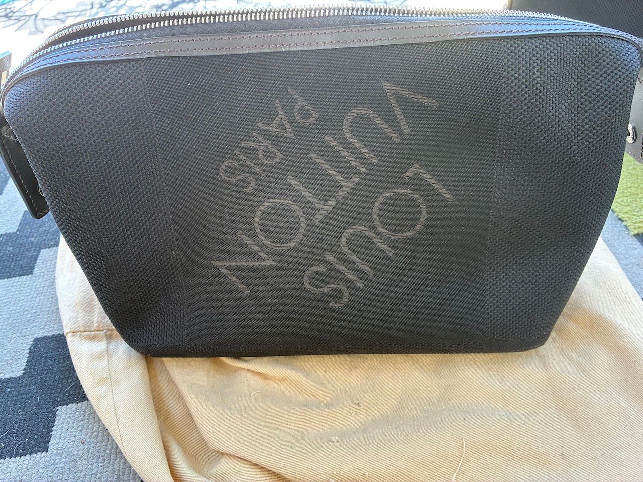 Louis Vuitton Kosmetikkoffer: Louis Vuitton Necessaire, Serie Canvas, black, Vintage – Gebraucht aus Zürich von Heinz_023