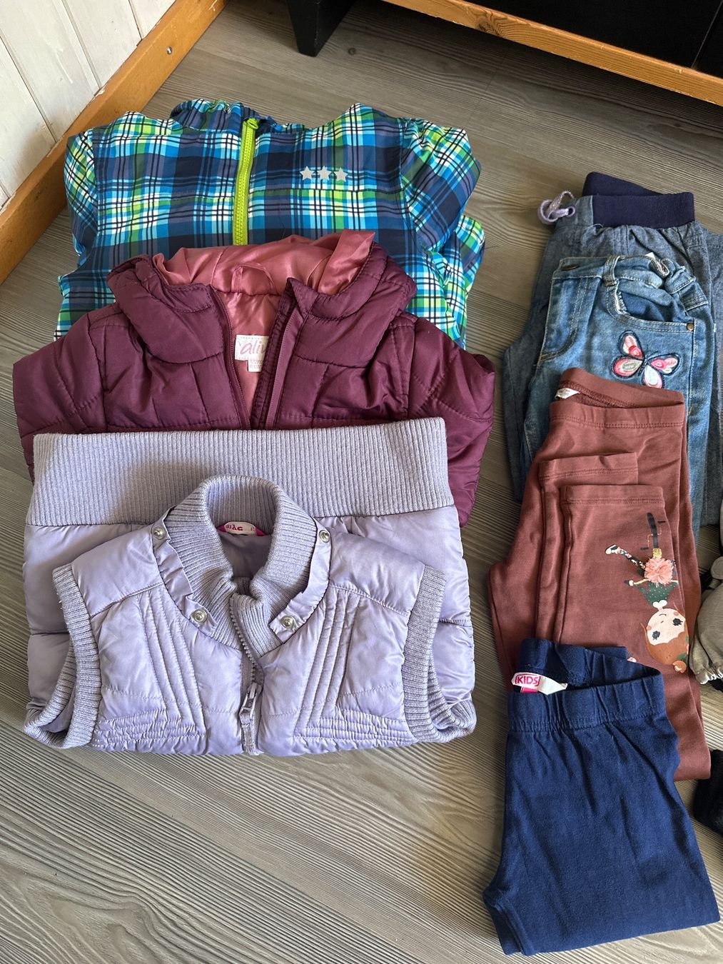 Lotti & Set di vestiti: Kleiderpaket Mädchen Herbst/Winter Grösse 122 – Usato da Gampelen venduto da Sahe 1