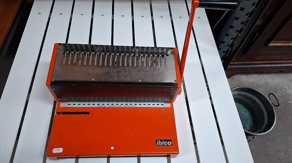 Ibico Macchine rilegatrici: Manuelle Ibico Ringbinder- Plastikbindemaschine Bindegerät – Usato da Mühlehorn venduto da Flohmarkt-Walensee 7
