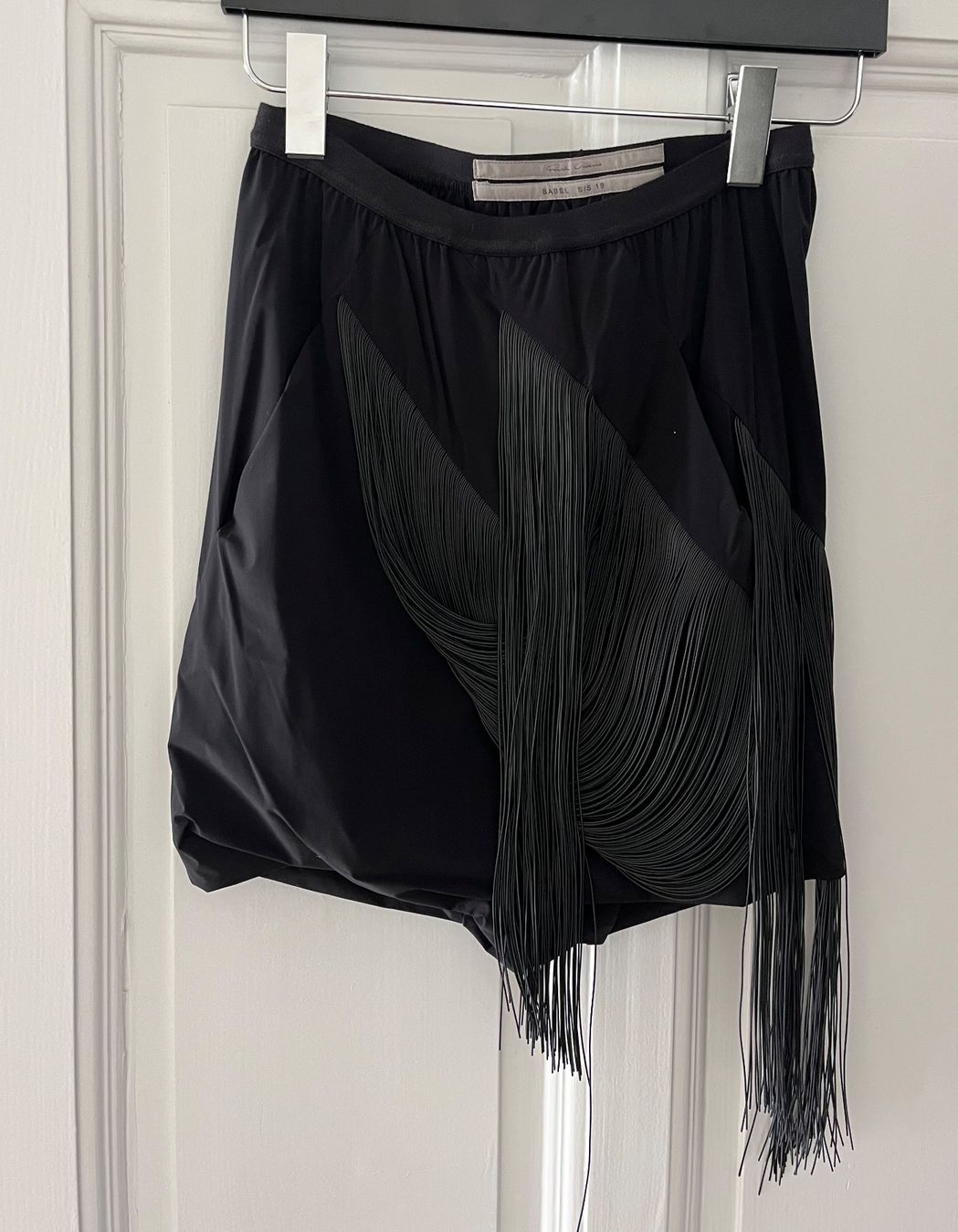 Rick Owens Gonne: Rick Owens, mini short/jupe avec franges – Nuovo (secondo la descrizione) da Genève venduto da dachaw 1