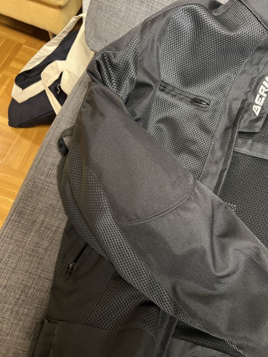 Vestes: Veste de moto avec protections intégrées – Neuf (Voir description) à Epalinges par pau_78d8 4