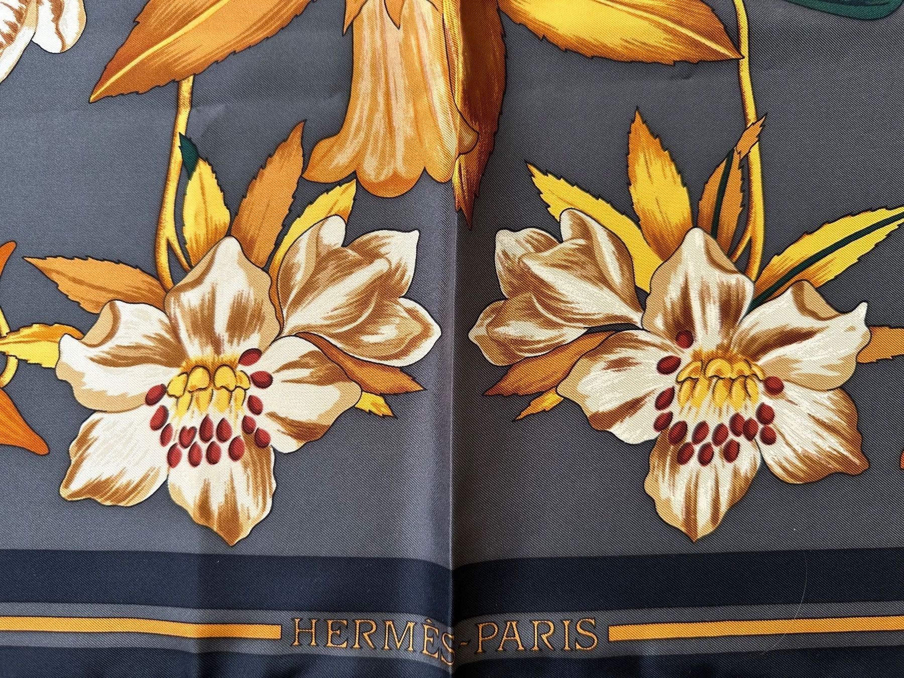 Hermès Foulards, Tücher & Schals: Carré Hermès Fleurs d'Hellade Original Orange Box – Neu (gemäss Beschreibung) aus Bern von der_karl 2