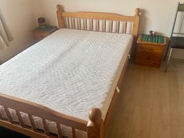 Bett 140x200 inkl. Nachtischli und Matratze aus Massivholz